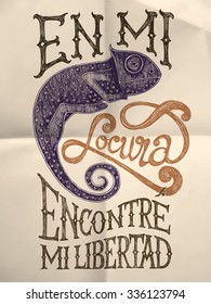 Illustration of chameleon with "En mi locura encontre mi libertad" hand drawn quote on textured paper background