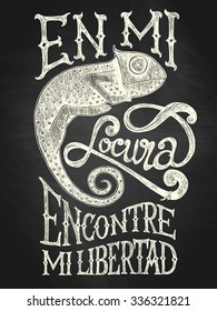 Illustration of chameleon with "En mi locura encontre mi libertad" hand drawn quote, white on the blackboard background