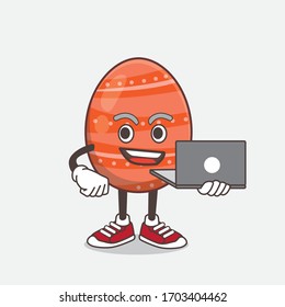 Una ilustración del personaje de la mascota Huevo de Pascua trabajando con una laptop