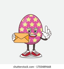 Una ilustración del personaje de la mascota Huevo de Pascua sosteniendo un sobre