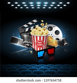 Illustration für die Filmindustrie. Popcorn, Rollen, Film und Klemmbrett auf dem Kinobildschirm. Detaillierte Abbildung