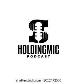 Ilustración de una mano con un micrófono en un espacio negativo, bueno para el logo de producción de podcast. Plantilla de logotipo del vector.