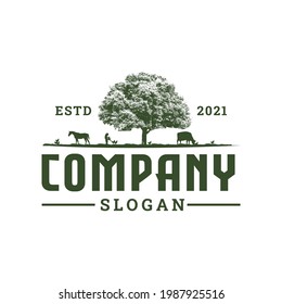 Ilustración Logo Vector gráfico de la granja con árbol . Perfecto para Granjas, Marcas de refugio o Compañía.