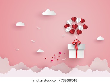 Ilustração de amor e dia dos namorados, forma de coração de balão pendurar a caixa de presente flutuar no céu. arte de papel e estilo de artesanato digital.