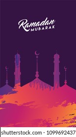 Ilustración de una mezquita y texto Ramadan Mubarak sobre fondo morado. 