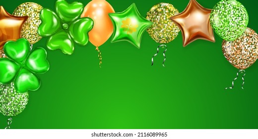Ilustración en el Día de San Patricio con globos de helio voladores de color: redondo, en forma de estrella y en forma de trébol de cuatro hojas, sobre fondo verde