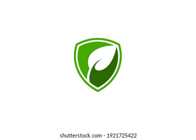 ilustración del escudo y la hoja. vector de logotipo de naturaleza.