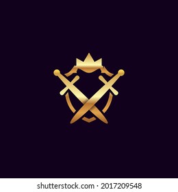 Illustration, Vektorgrafik des Königs des Waffenlogos. Goldfarbe mit dunklem Hintergrund. Schwert, Schild und Kronobjekt. Design-Inspiration. Für Ihre Gemeinschaft, Ihr Unternehmen, Ihr Unternehmen usw.