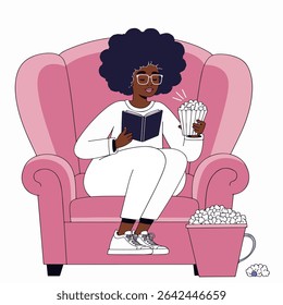 Ilustração de uma mulher com afro e óculos relaxando em uma poltrona rosa, lendo um livro e comendo pipoca em um fundo rosa.
