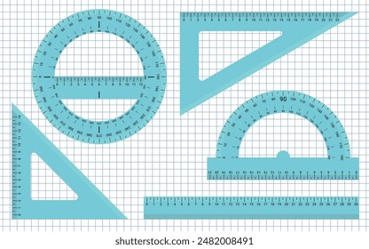 Illustrationen von fünf Typen von blauen Linealen auf einem karierten Papierhintergrund - 30 Zentimeter, Dreiecksquader, Winkelmesser 180 und 360 Grad. Lineal mit Numbers Version.