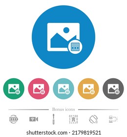 La imagen archiva iconos blancos planos en fondos de color redondo. 6 iconos de bonificación incluidos.