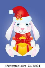 Imagem de um coelho sorridente bonito no boné de Natal segurando um presente