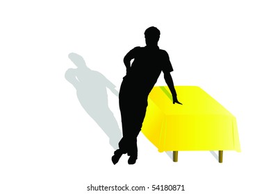 A imagem do homem fica perto da mesa.