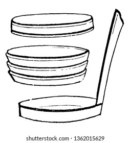 Imagen de tres coronas de diferente tamaño de cabeza, dibujo vintage de línea o ilustración de grabado.