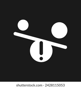 Unausgeglichenes Symbol für die dunkle Benutzeroberfläche. Kontrastreiche Objekte. Diskriminierung. Design der Benutzeroberfläche. Weißes Silhouettensymbol auf schwarzem Raum. Solides Piktogramm für Web, mobil. Vektorgrafik