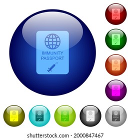 Iconos de pasaporte de inmunidad en botones de vidrio redondo de varios colores. Estructura de capas arreglada