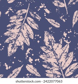 Abdrücke von Blättern und Farbspritzer, Bläser. Nahtlose Kunstmuster. Handgezeichnete Doodles strukturieren gestempelt. Ideal für Stoff, Tapete, Wickelpapier, Oberflächendesign.