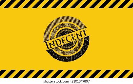 Emblema negro de grunge indecente dentro del signo de advertencia amarillo. Ilustración vectorial. Detallado. 