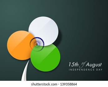 Antecedentes del Día de la Independencia India con creativo diseño de bandera nacional y rueda de Ashoka.