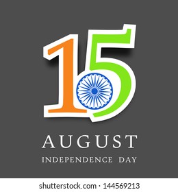 Antecedentes del Día de la Independencia de la India con texto del 15 de agosto en los colores de la bandera nacional sobre fondo gris.