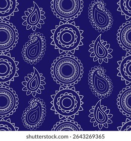 motif indien harmonieux de cercles mandala argentés et de motifs cachemire sur fond bleu foncé pour des créations festives de luxe et des textiles