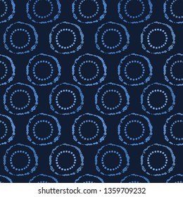 Color azul índigo dibujado a mano, polka círculos de puntos sin fisuras. Ilustración escarpada del vector dotty. Diseño gráfico moderno de papel pintado, camisas masculinas, estilo de fusión asiática. El alegre fondo masculino.