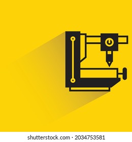 máquina robótica industrial e icono cnc sobre fondo amarillo
