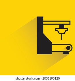 máquina robótica industrial e icono cnc sobre fondo amarillo