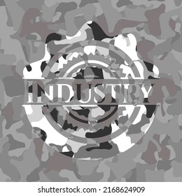 Grau getarntes Emblem in der Industrie. Vektorgrafik. 