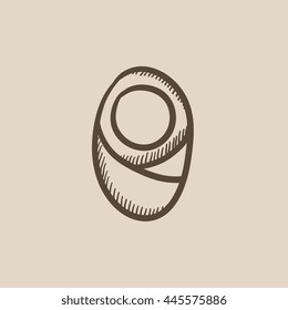 Infante envuelto en un icono de boceto vectorial de ropa de carga aislado en el fondo. Dibujo mano Infante con un ícono de ropa de carga. Infante con ropas de carga, dibuja un icono para infografía, sitio web o aplicación.