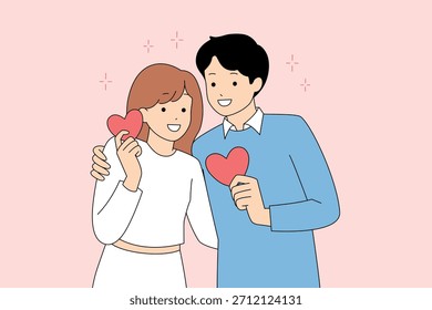 Pareja de influencer posando con accesorios de corazón, post alegre