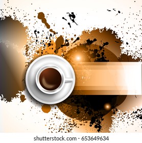 Plantilla de fondo de infografía con un café fresco sobre la mesa con elementos de diseño infográfico y maquetas y bocetos dibujados a mano de elementos tecnológicos.