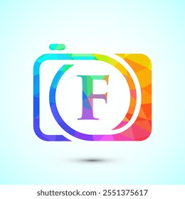 Anfangsalphabet F mit einem Kamerasymbol. Low-Poly-Logo für Fotografie-Unternehmen