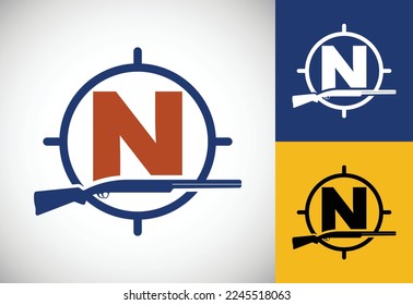 Alfabeto inicial N con pistola y signo de objetivo. Vector del logo del club de caza de inspiración. Logo de caza