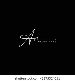 Un logotipo del vector de escritura a mano de letra de belleza inicial. 
