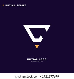 Diseño inicial del logotipo C con forma triangular, logotipo para juegos, deportes, juegos iniciales, comunidad o negocio.