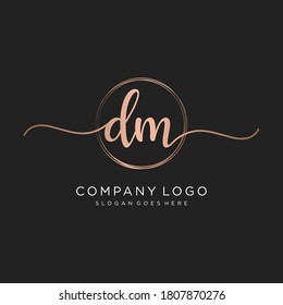 Ursprüngliche DM Beauty-Monogramm und elegantes Logo-Design, Handschrift Logo der ersten Signatur, Hochzeit, Mode, Blumen und botanisch mit kreativen Vorlage.