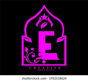 Letra E inicial la belleza de lujo florece con un adorno monograma morado. logotipo de tema de ramadán