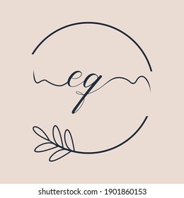 Logo inicial de EQ Escritura a mano vector floral y botánico