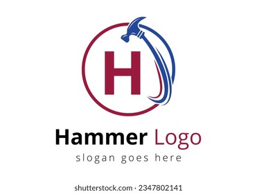 Ursprüngliches H-Monogramm-Buchstabenalphabet mit einem Hammer Logo-Konzept für den Bau, Holzbearbeitungsunternehmen Reparatur Symbol Vectorvorlage.  Modernes Vektorlogo für Bauunternehmen und Firmenidentität