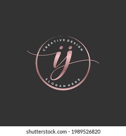 Monograma inicial de belleza IJ y diseño elegante de logotipo, logotipo de escritura a mano de firma inicial, boda, moda, floral y botánica con plantilla creativa.