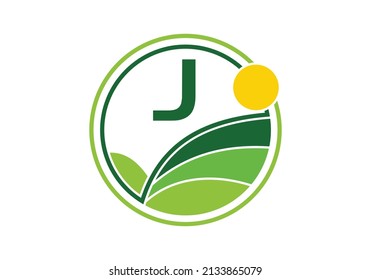 Alfabeto monograma J inicial con agricultura. plantilla vectorial de diseño de logotipo agrícola. emblema de letra. Logo vectorial moderno para empresas.