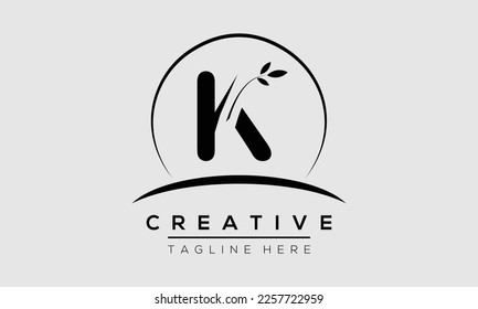 diseño inicial del logotipo de la letra de círculo K con hoja. Plantilla vectorial de icono del logotipo K.