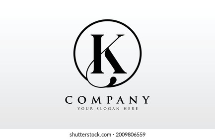 Letra K inicial Color negro con plantilla vectorial de diseño de logotipo de fondo blanco. Diseño de logotipo de letra caligráfica K