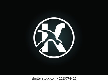 Alfabeto inicial de K monograma con martillo. Logotipo de reparación, renovación y construcción. Logo vectorial moderno para el negocio de la construcción e identidad de la empresa