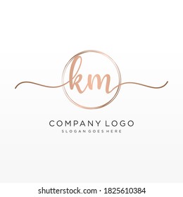 Monograma de belleza inicial de KM y diseño elegante de logotipo, logotipo de escritura a mano de firma inicial, boda, moda, floral y botánica con plantilla creativa.