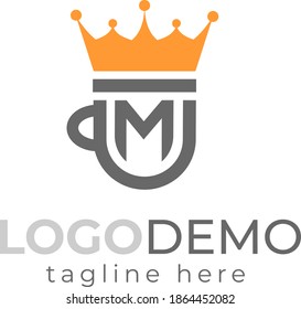 Copa inicial de café con iluminación vectorial de la corona. Diseño de icono vectorial de plantilla de logotipo de café. Logo de la corona Real Rey Reina modelo abstracto de diseño de vectores