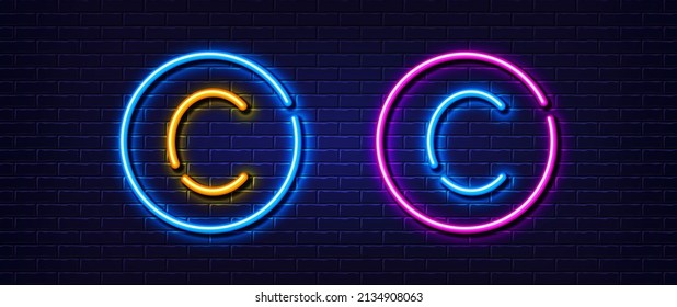 Anfangsbuchstaben C Symbol. Neonlichtzeileneffekt. Zeilentypopgraphie-Zeichen. Große erste Schriftart. Leuchtendes Neonlichtelement. Buchstabe C glänzt 3D. Brick-Wand-Banner. Vektorgrafik
