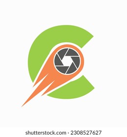 Concepto de lente de cámara con logotipo de fotografía de la letra inicial C. Plantilla de símbolo de fotografía
