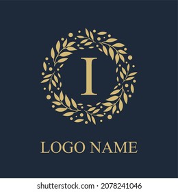 Letra I inicial en círculo hojas marco de corona para cosmética, maquillaje, moda, hotel, Resto, Resort, inmobiliario, plantilla vectorial de logotipo de apartamento comercial
